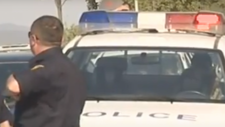 GLUMAC ZBOG PROVALE POZVAO POLICIJU A oni mu stavili lisice i upotrebili elektrošoker, komšije zaprepašćeno gledale