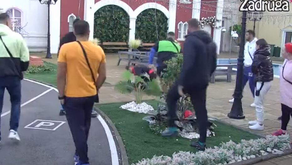 SNIMAK STRAVIČNE TUČE KRISTIJANA I UROŠA Jezive scene u Zadruzi, oborio ga na zemlju i krvnički udarao! (VIDEO)