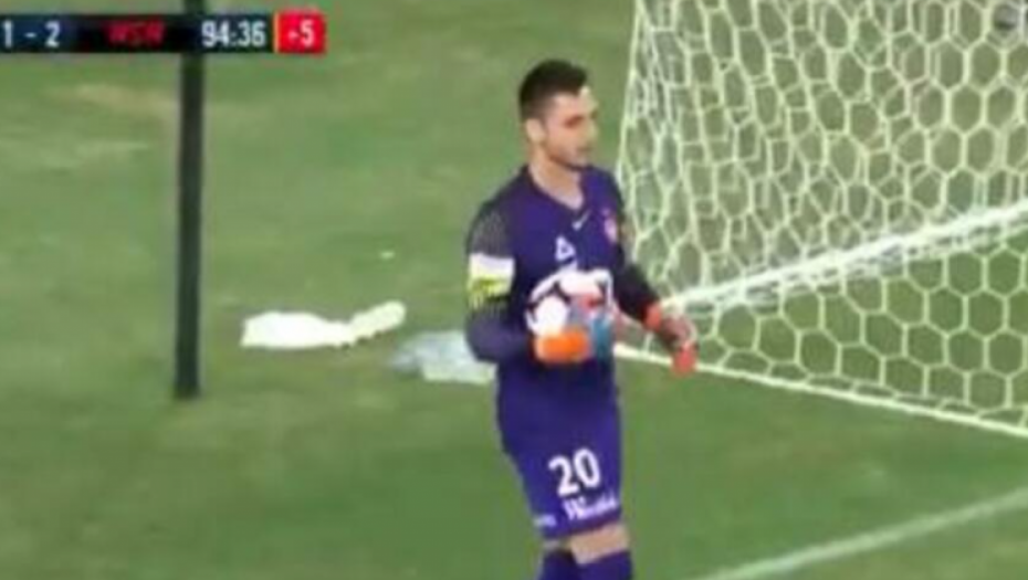 AU, ŠTA JE URADIO HRVAT Nestvarna glupost golmana koštala ga dobijene utakmice, našao se na udaru navijača (VIDEO)