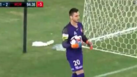 AU, ŠTA JE URADIO HRVAT Nestvarna glupost golmana koštala ga dobijene utakmice, našao se na udaru navijača (VIDEO)