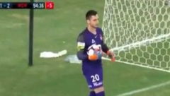 AU, ŠTA JE URADIO HRVAT Nestvarna glupost golmana koštala ga dobijene utakmice, našao se na udaru navijača (VIDEO)