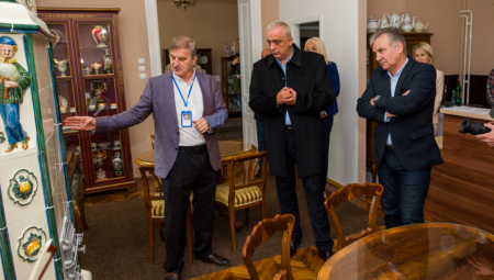 KOLEKCIJA SAKUPLJANA PET GODINA Gradonačelnik Subotice otvorio muzej  porcelana