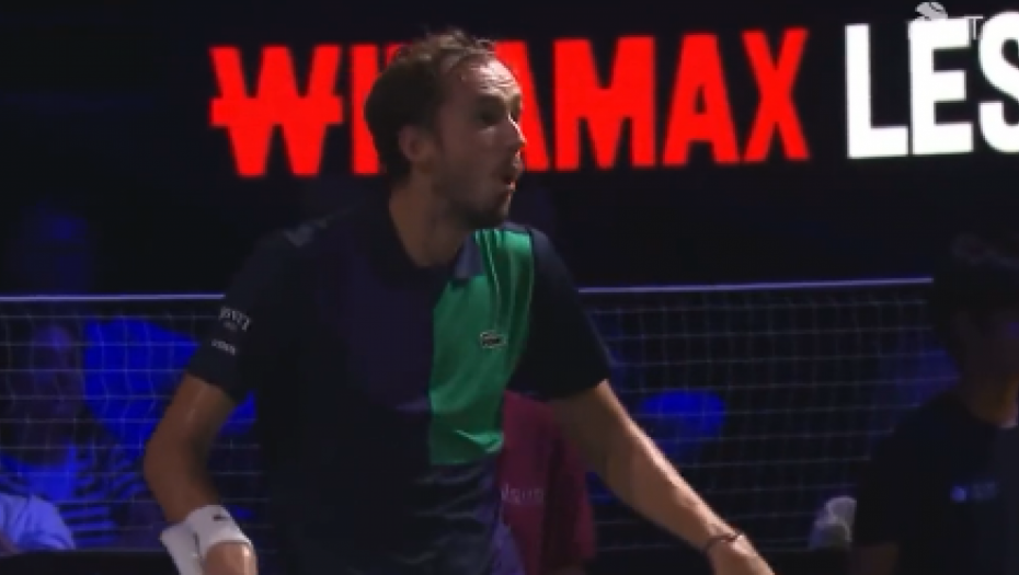 SKANDAL TRESE SVET TENISA Medvedev podivljao, bacio reket pa napravio gest koji može skupo da ga košta