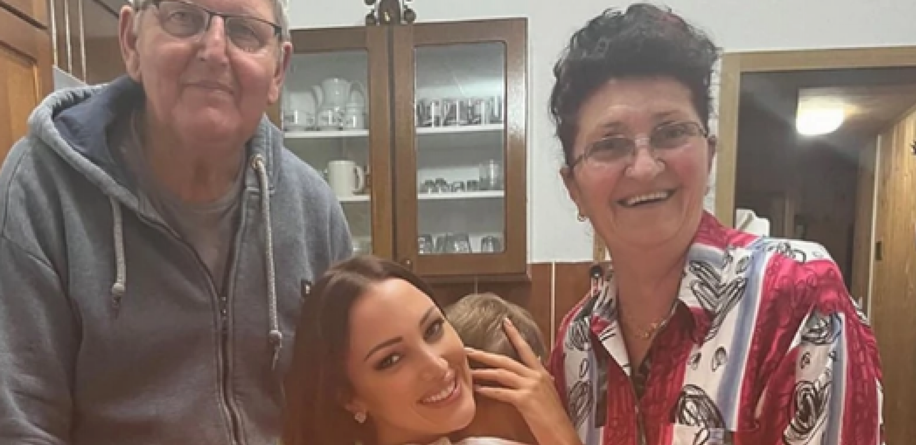 PRVA JAVNA FOTOGRAFIJA CELE PORODICE Aleksandra Prijović okupila najbliže na proslavi rođendana, a tu je i maćeha (FOTO)