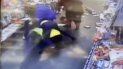 "MA, KOME TI PRETIŠ" Baka od "metar i žilet" patosirala razbojnika, policija stigla na gotovo