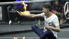 DRAMATIČNE SCENE NA LEJVER KUPU Navijač se zapalio nasred terena, Đoković gledao u neverici (FOTO/VIDEO)