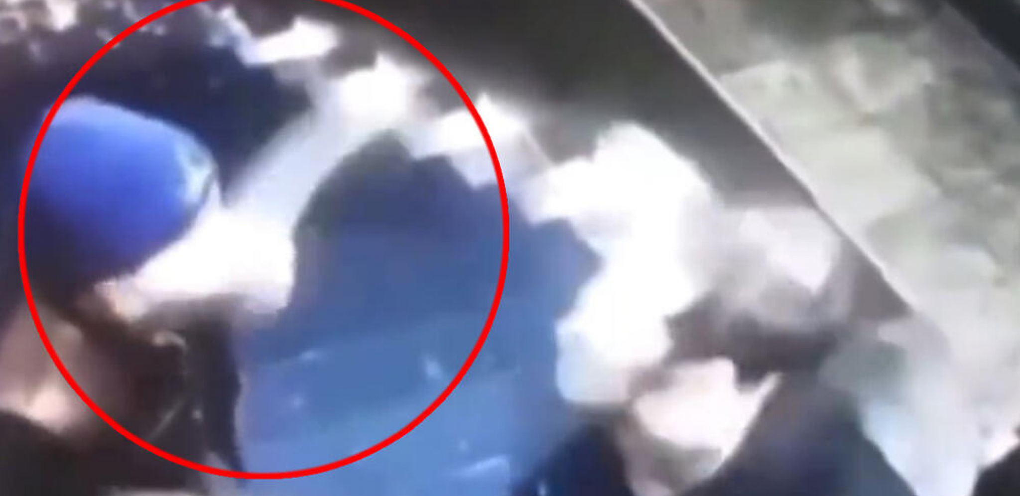 (UZNEMIRUJUĆI VIDEO) POKVARIO GA! Pogledajte jeziv nokaut ispred noćnog kluba, mladić izvukao nož, a to mu je bila kobna greška