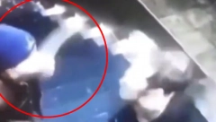 (UZNEMIRUJUĆI VIDEO) POKVARIO GA! Pogledajte jeziv nokaut ispred noćnog kluba, mladić izvukao nož, a to mu je bila kobna greška