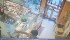 KAKO JE MOGAO? Ušao u pekaru i ukrao novac namenjem lečenju teško bolesnog Nemanje (VIDEO)