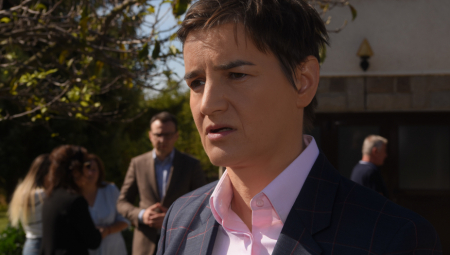 VLADA I PREDSEDNIK SRBIJE NEĆE ĆUTATI NA NEPRAVDE Ana Brnabić posetila porodicu mladića koga su Šiptari uhapsili na Gazimestanu (FOTO)