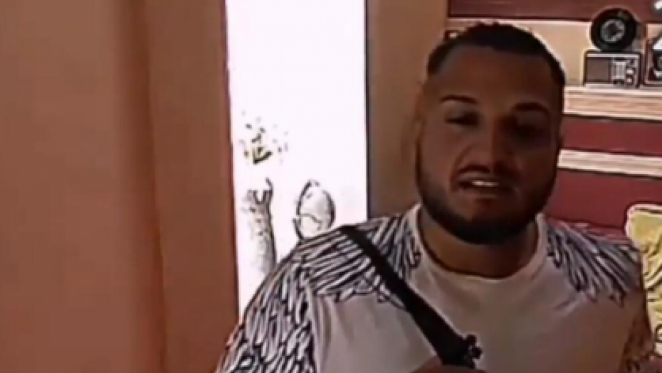 OTROVAĆU SE LEKOVIMA Isplivao šokantan snimak Roberta Mitrovića, gleda pravo u kamere i preti (VIDEO)