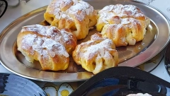 SPREMITE DOMAĆE PECIVO SA JABUKAMA Hrskava poslastica za nedelju (VIDEO)