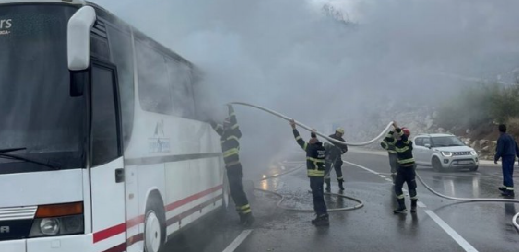 UŽAS KOD ŠAPCA Autobus pun putnika se zakucao u šleper!