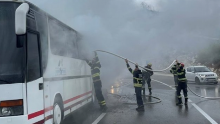 UŽAS KOD ŠAPCA Autobus pun putnika se zakucao u šleper!
