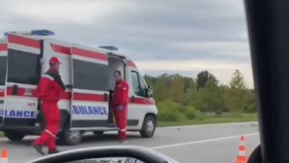 DRAMA KOD NOVOG SADA Sudarila se dva automobila, jedan završio u kanalu, a strahuje se da ima mrtvih! (VIDEO)