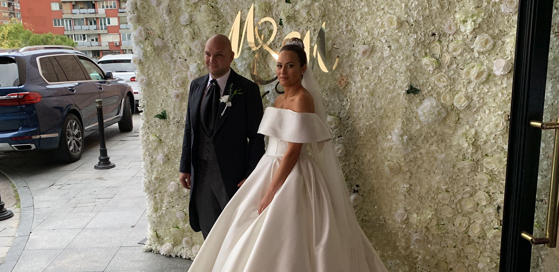 PRVE FOTOGRAFIJE MLADENACA Mihajlo Šaulić ne skida osmeh sa lica, a mlada blista u glamuroznoj venčanici (FOTO)