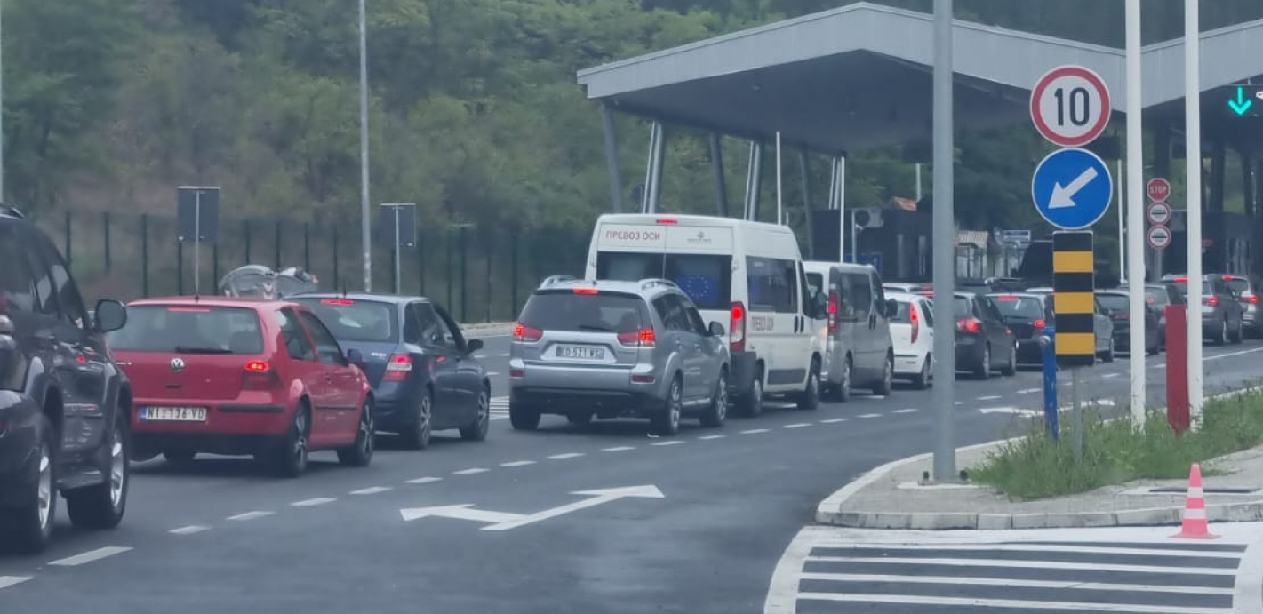 DRAMA NA GRANIČNOM PRELAZU ŠEPAK: Izleteo iz auta i molio ljude da ga propuste