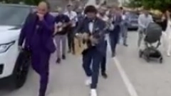 SVADBA GODINE U GORNJEM MILANOVCU: Mladoženja došao po mladu u patikama i sa gitarom, a ovim hitom je raznežio Srbiju