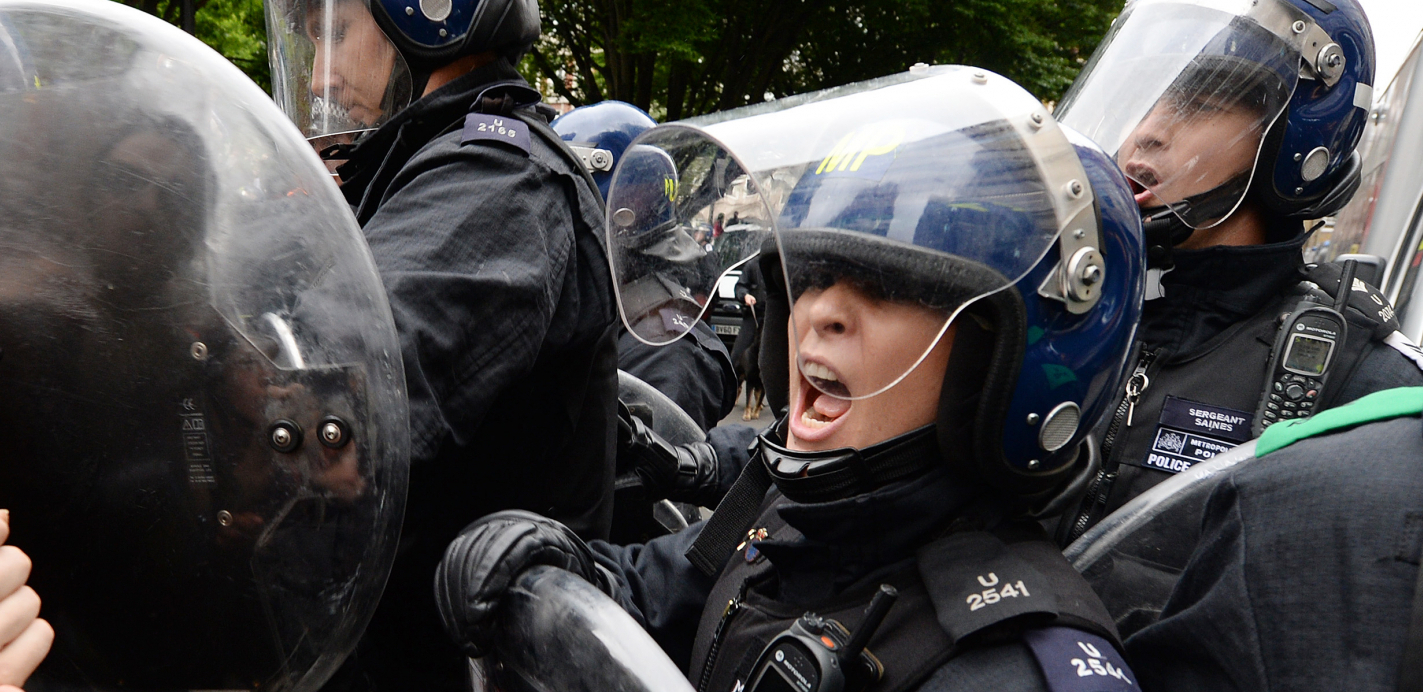 STRAVIČNI NEREDI U LONDONU Policija zasuta kamenjem, ima uhapšenih