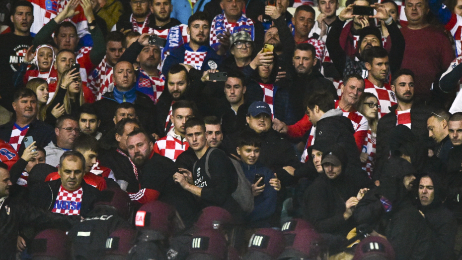 STRAŠAN SKANDAL NAVIJAČA HRVATSKE Oskrnavili, pa spalili zastavu Srbije - jezive scene u Holandiji