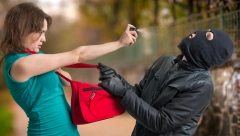 OVAKO ŽENE MOGU DA SE ZAŠTITE OD MANIJAKA: Ova sredstva možete da kupite, nosite ih u torbi, a evo koliko koštaju