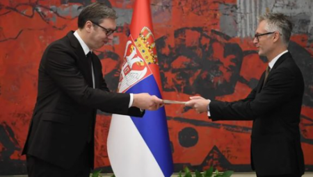 VUČIĆ POŽELEO DOBRODOŠLICU NOVIM AMBASADORIMA Predsednik primio akreditive diplomatskih predstavnika Austrije, Belgije i Kuvajta (FOTO)