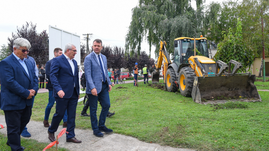 MIROVIĆ: U toku radovi na izgradnji novog trga u Šajkašu, sledeće godine sveobuhvatna rekonstrukcija ambulante (FOTO)