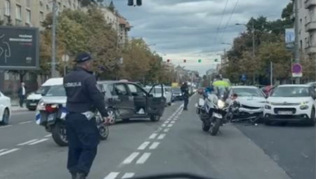 DETALJI NESREĆE U KNEZA MILOŠA Sudarila se tri vozila, jedna osoba povređena! (VIDEO)
