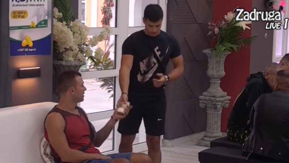 POVREDIO SI MOJU LJUBAV Marko Marković sasuo Uroću Ćertiću sve u lice tokom podele budžeta