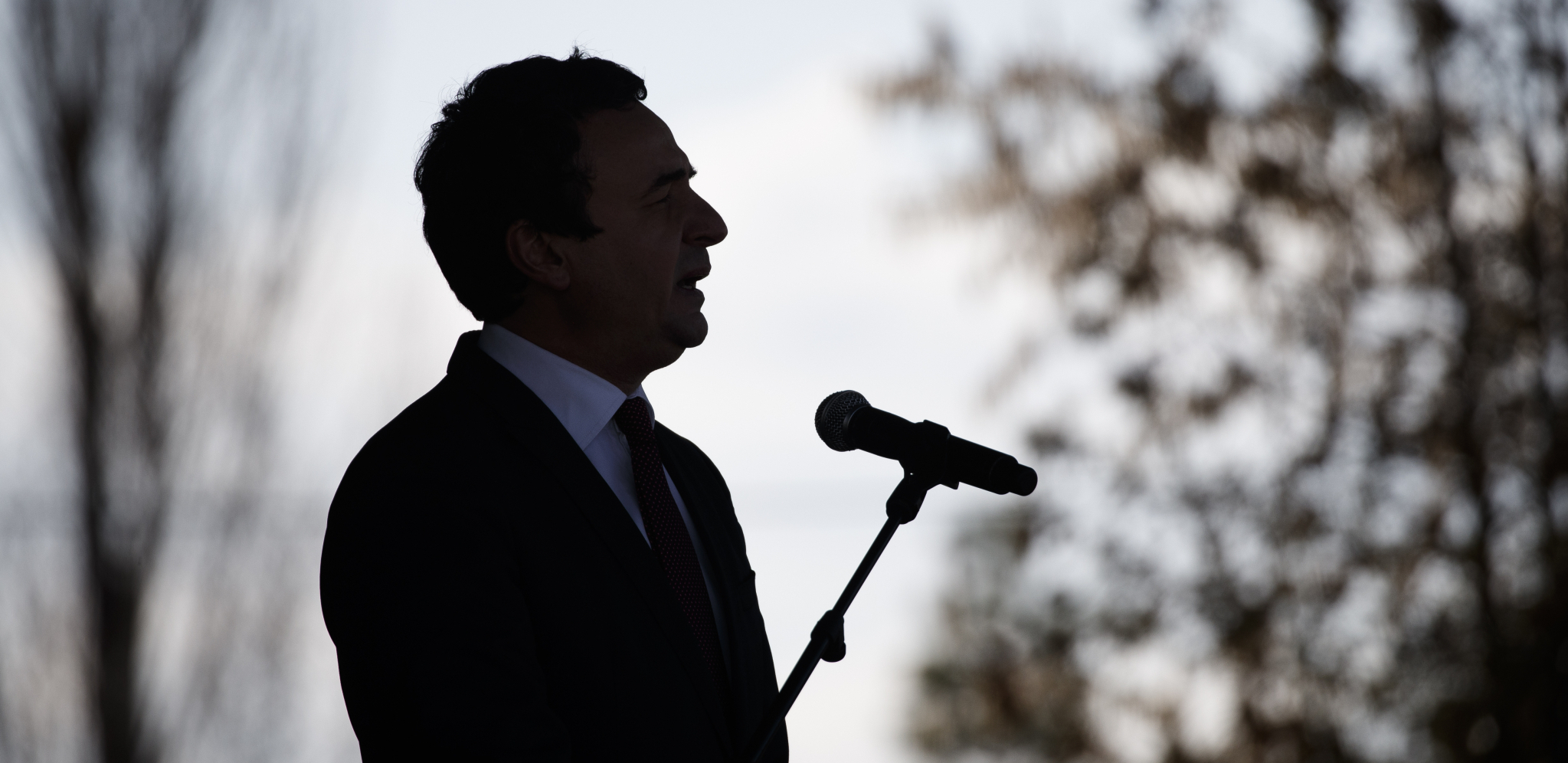 DA LI JE OVO REALNO? Kurti potpuno poludeo - uhapsio božure i kadife!