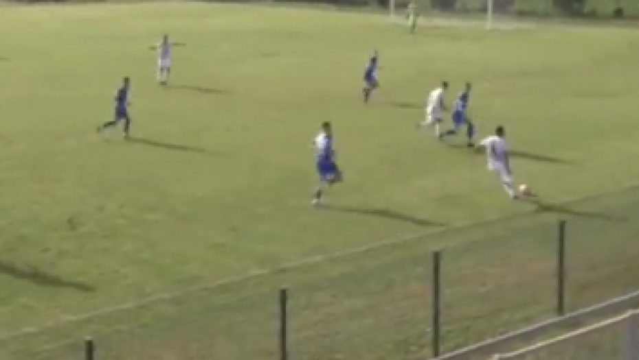 NEVEROVATNA BRUKA U SRPSKOM FUDBALU Napadač sam izašao pred golmana, a onda je usledilo nešto što je nasmejalo sve (VIDEO)