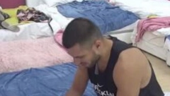 ZAVUKAO RUKE ISPOD NJENE MAJICE Nova zadrugarka se opustila, Ivan Dragić joj skinuo brus, ukućani u šoku (FOTO)