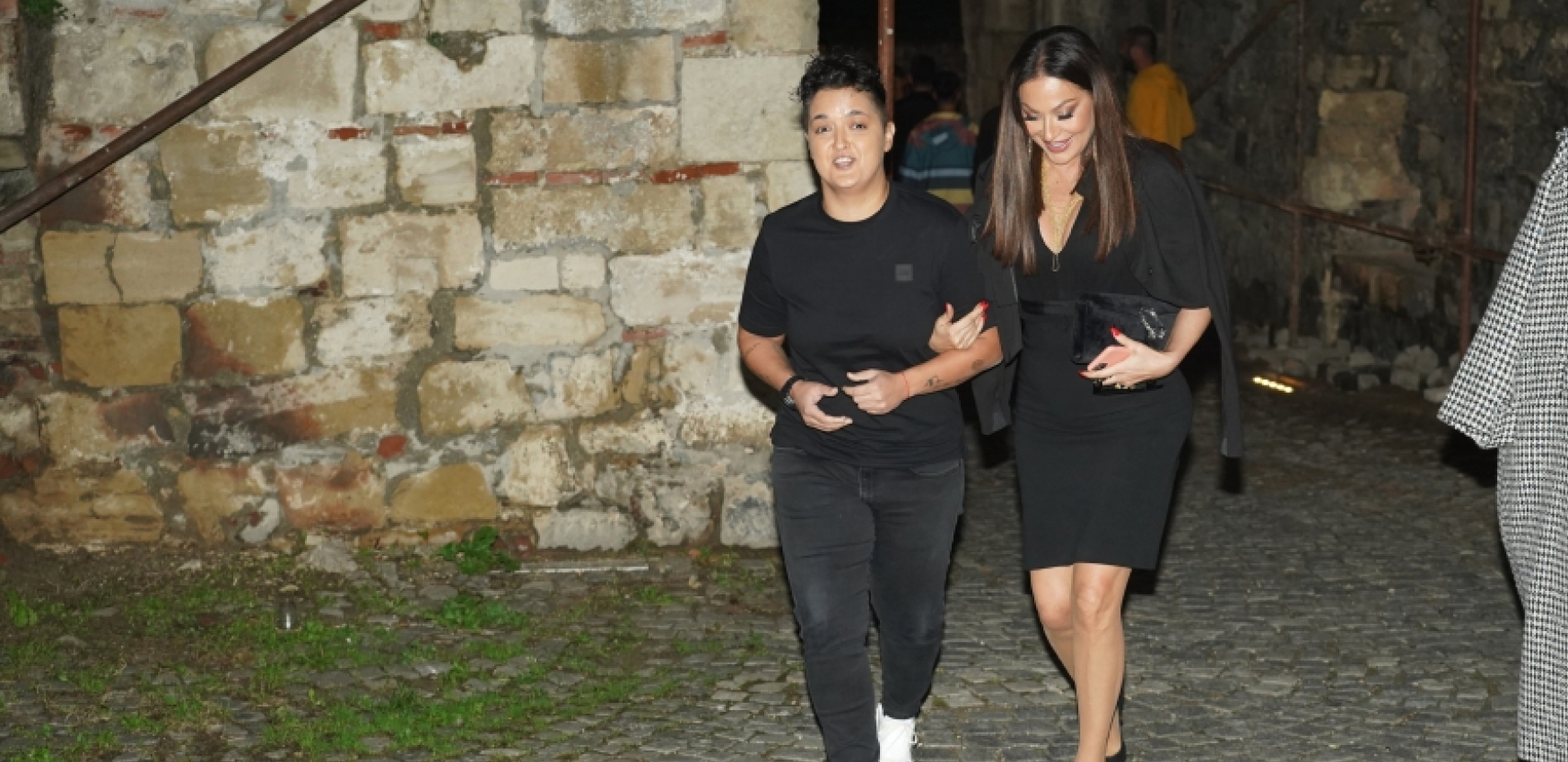 IMAJTE MILOSTI PREMA MENI Ceca Ražnatović u štiklama hodala po kaldrmi, pevačica nije znala šta je snašlo (FOTO)