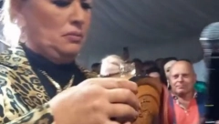 ĆANA PIJE IZ ČUTURE NA PRIVATNOJ PROSLAVI Hit snimak folk pevačice napravio haos: To Srbendo (VIDEO)