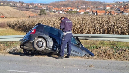 NESREĆA KOD ČAČKA! OVO SE DEŠAVA JEDNOM U MILION Muškarca ujela osa dok je bio za volanom, a onda je usledio pakao