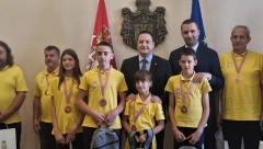 Svečani prijem za osnovce u Vladi Srbije: AMSS reprezentativci osvojili prvo mesto na Evropskom takmičenju u poznavanju saobraćaja