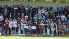 HIT FOTOGRAFIJA IZ SREMSKE MITROVICE Navijači pronašli originalan način da prate meč Radničkog i Partizana (FOTO)