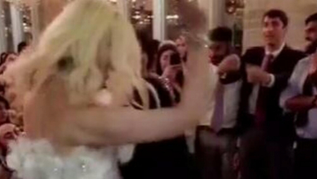 ŠOKANTAN SNIMAK SA SVADBE Mlada je sa kumom ovo uradila pred svima (VIDEO)