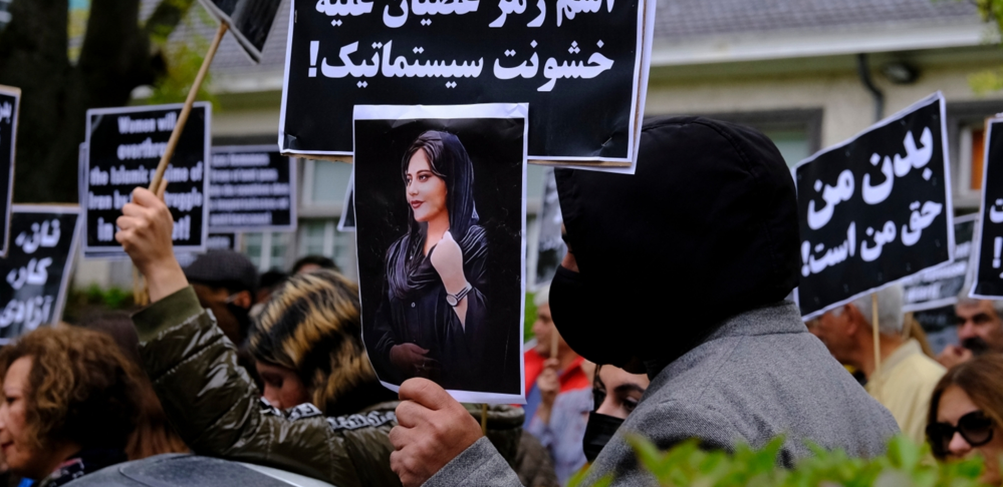 „ŽENE, ŽIVOT, SLOBODA”  Hrabro marširaju za prava uprkos režimu koji ne odustaje od sile!