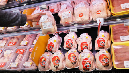 Vlasnik mesare iz komšiluka povećao cenu pileta za 141 dinar - završio na sudu! Ovo je kazna koju mora da plati