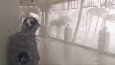 SVE SE DESILO U SEKUNDI Reporter izveštavao tokom uragana, a onda...