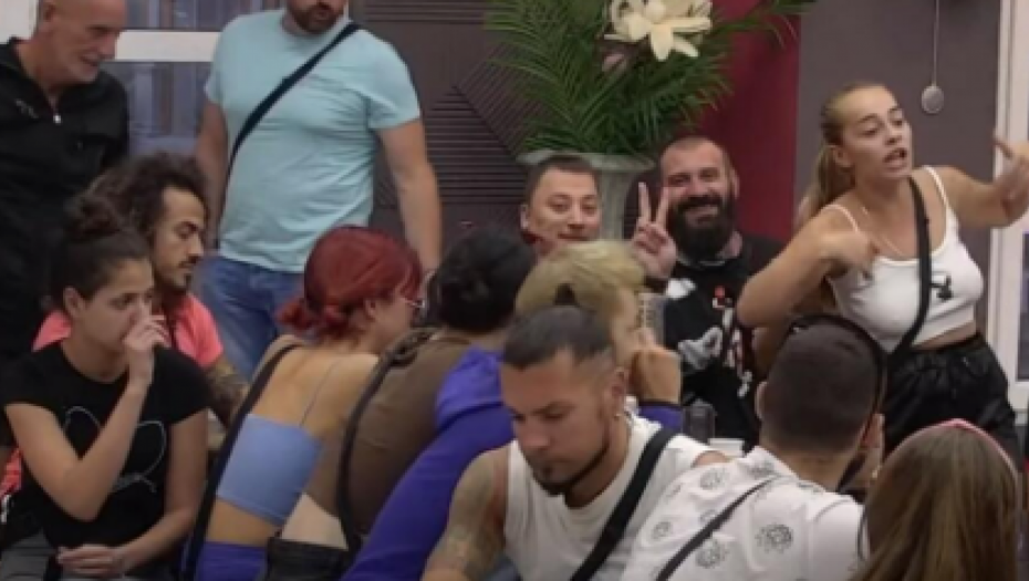 NISU MOGLI  DA JE ZAUSTAVE Zadrugarka besna, popustile joj kočnice, pa žestoko napala Tamaru Ćosić