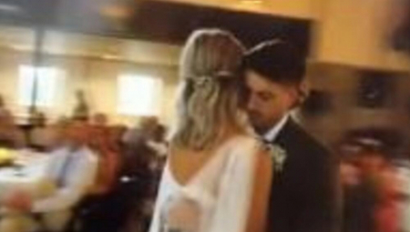 KUM JE OVO URADIO PRED SVIMA DOK SU MLADENCI PLESALI Nije mogao da se suzdrži pred mladom (VIDEO)