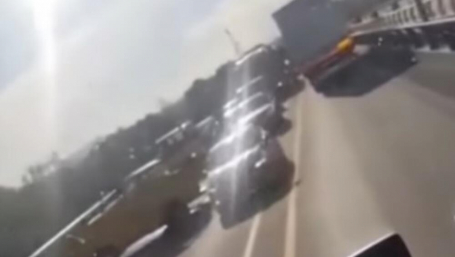 KARAMBOL NA OSTRUŽNIČKOM MOSTU Sudar kombija i automobila, jedna osoba povređena!