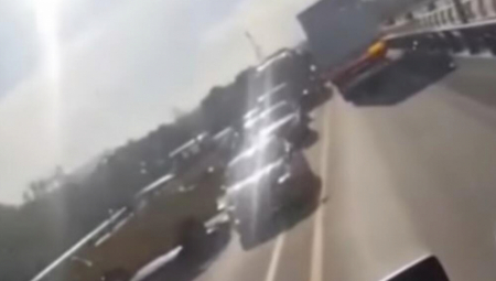 KARAMBOL NA OSTRUŽNIČKOM MOSTU Sudar kombija i automobila, jedna osoba povređena!