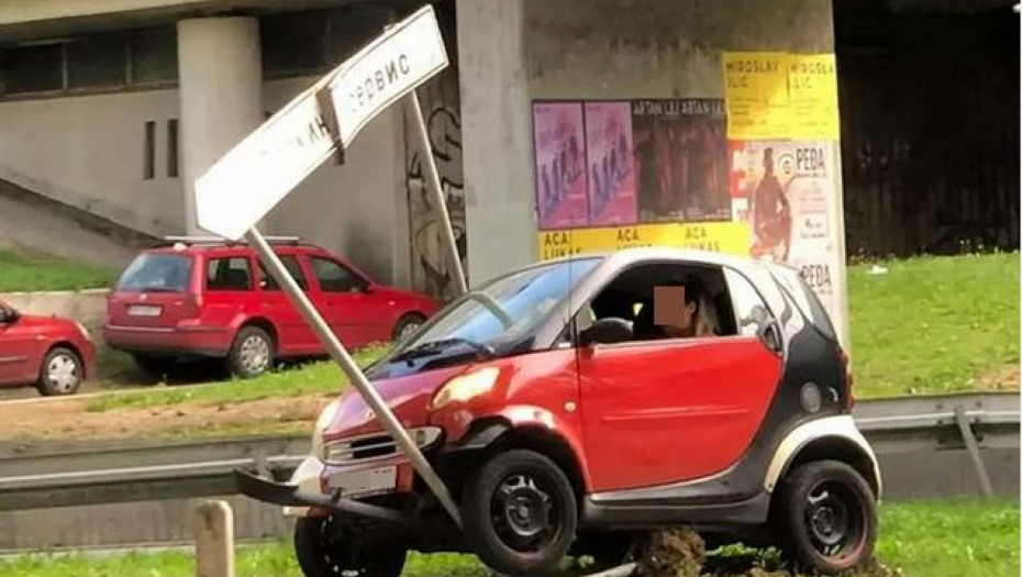 KAKO SI OVO USPELA? Devojka sletela s puta i zaglavila se u znak, a njena reakcija izazvala brojne komentare na mrežama!