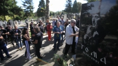 POMEN TOMI ZDRAVKOVIĆU Supruga neutešna grli spomenik, sin se nije pojavio, a stigla je i ova folk zvezda (FOTO)