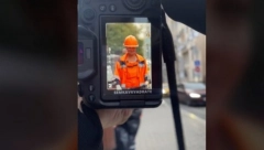 ČISTILA JE ULICU KADA JOJ JE PRIŠAO Fotograf ispod šlema čistačice ulice otkrio prelepu ženu (VIDEO)