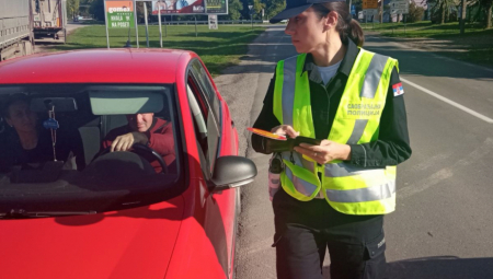 U JUŽNOBAČKOM OKRUGU IZ SAOBRAĆAJA ISKLJUČENO 19 VOZAČA Seo na bicikl mrtav pijan, alkotest mu izmerio skoro 3 promila alkohola u krvi!