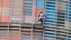 POPEO SE NA NEBODER BEZ POJASA I JOŠ POVEO SINA! "Francuski Spajdermen": Ovaj put je drugačije, osećam se odgovornim